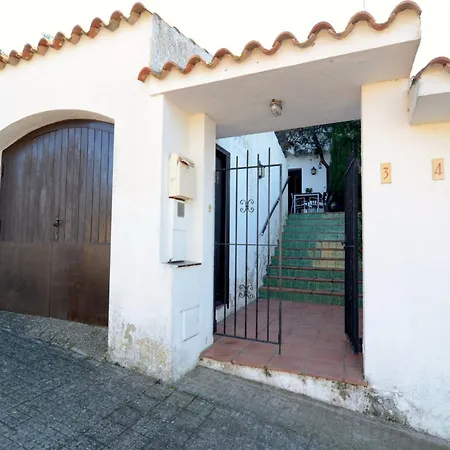 The House In Has 3 Bedrooms Holiday home *